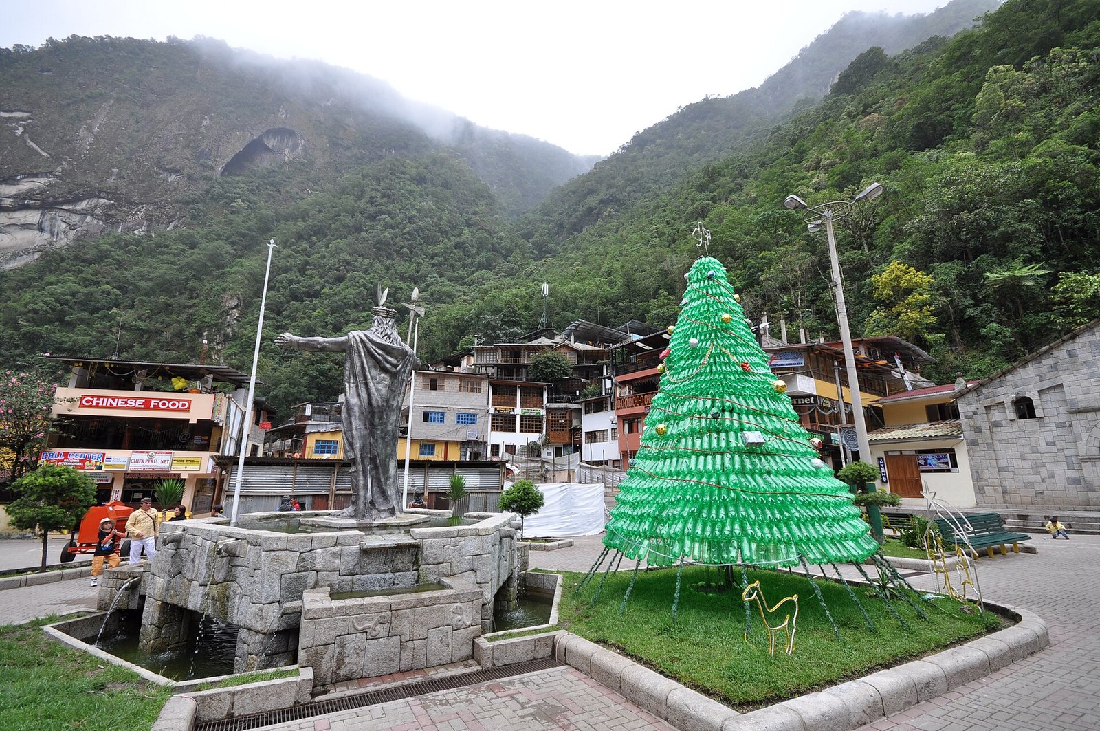 Statue of Pachacutec and main square - Aguas Calientes (Machu Picchu Pueblo)